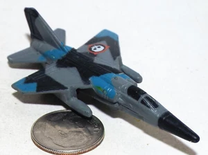Kleines Micro Machine französisches Mirage F-1 Kampfjet Flugzeug in Dark Camo - Bild 1 von 6
