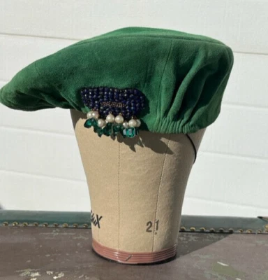 Broche boina de gamuza verde New York Creation de 1930 con joyas - sombrero vintage para mujer Foto 1 de 4