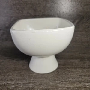 Vintage Hull Pottery Ivory Color, Pedestal Bowl/Planter. - Picture 1 of 10