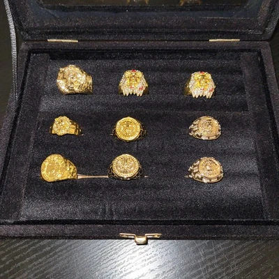 9 anillos de león en tono dorado con piedras y estuche. Nuevo Foto 1 de 4