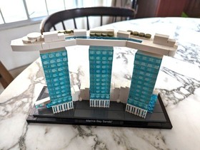 LEGO ARCHITECTURE: Marina Bay Sands (21021) WITH NAMEPLATE READ DESC