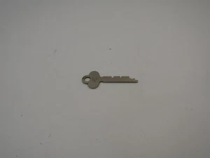 Cerradura de gabinete Corbin llave plana de acero antigua o vintage modelo BPW3 antigua - Imagen 1 de 2