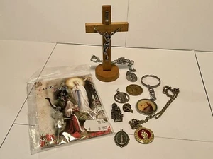 Vtg Religious Medal Lot Mary Jesus Saints Crucifix Rosary Chaplet - Picture 1 of 6