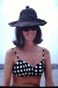1969 casual candid of pretty woman in bikini 35mm slide Ey11 - Picture 1 of 1