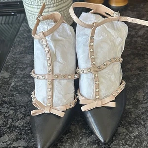 INC International Concepts schwarze und cremefarbene Nieten-Heels Daniaa - Bild 1 von 5