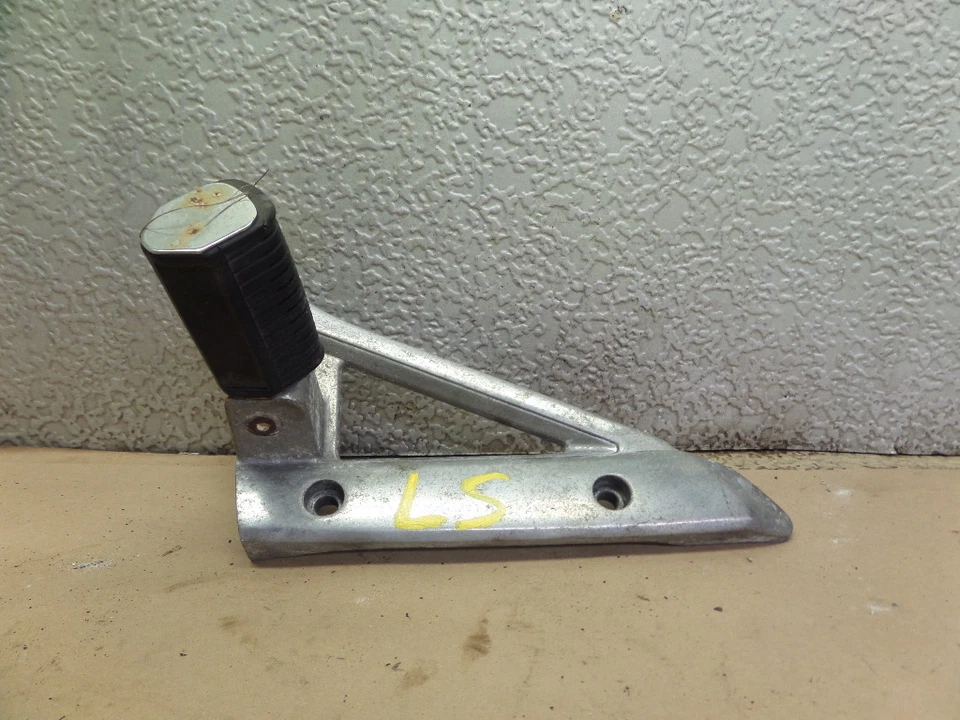 Suzuki Madura GV700 1985 clavija de pasajero lateral izquierdo Foto 1 de 1