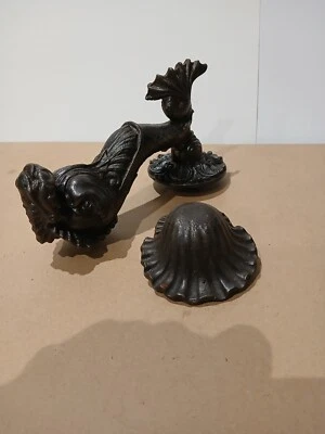 Authentique heurtoir de porte ancien en fonte en forme de dauphin - Photo 1/4