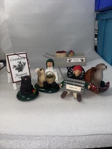 BYERS CHOICE CAROLER CRANBERRY ERNTE CAPE COD SCHILD 2 Kinder 2 Hunde WEIHNACHTEN - Bild 1 von 12