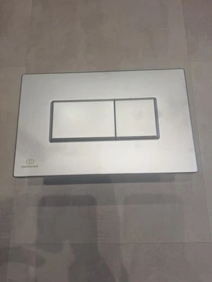 Ideal standard Solea P2 Pneumatic Toilet Flush Plate, R0110AC, White - Image 1 of 4