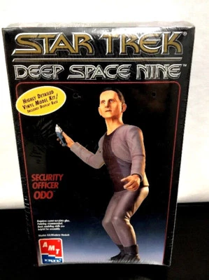 Star Trek Deep Space Nine Security Officer ODO 1995 AMT ERTL Model Kit 8761-10DO - Image 1 of 4