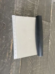 RICH BLACK HOLIDAY TIME PASTRY SCRAPER 5” dc7 - Picture 1 of 3