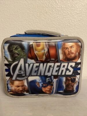 LONCHERA MARVEL AVENGERS AZUL 10”- 8” -2” (USADA) Foto 1 de 4