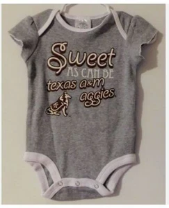 "Texas A&M 3-6 Monate einteiliger Baby-Body, grau ""SÜSS" - Bild 1 von 2