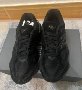 New Balance 9060 NEW BALANCE 9060 TRIPLE BLACK U9060NRI - Foto 1 di 2