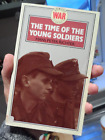 Die Zeit der jungen Soldaten. Vintage Taschenbuch. Sammlerstück und historisch. L@@K!