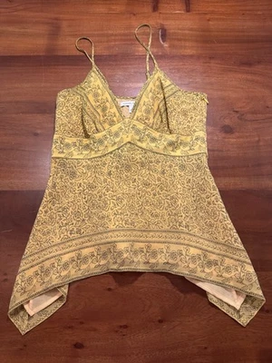 Top Cami de seda con cuello en V floral amarillo Banana Republic dobladillo mordedura de tiburón talla 2 para mujer Foto 1 de 4