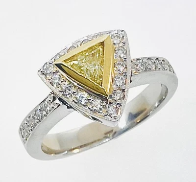 Anillo de compromiso de diamantes talla trillón amarillo de oro de dos tonos de 18k Foto 1 de 4