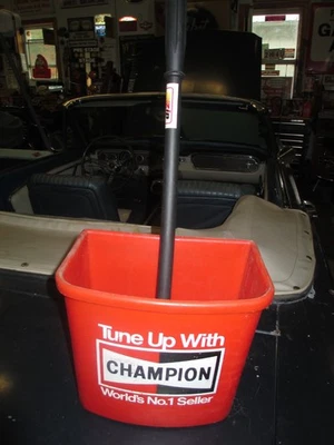 BUJÍAS CHAMPION DE COLECCIÓN Gasolinera Isla PARABRISAS Cubo de Servicio con Escobilla de Enjugador Foto 1 de 4