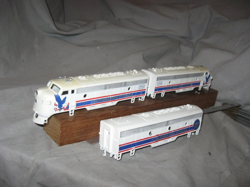 X3176 HO 3 RARE UNKNOWN US OF AMERICA EMD F7A,F7B,F7A DIESEL LOCO BODY SHELLS - Image 1 of 2
