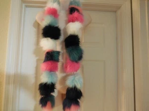 Bufanda de piel sintética BETSEY JOHNSON Boa Pom Pom felpa rosa caliente azul negro blanco púrpura - Imagen 1 de 3