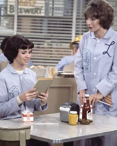 LAVERNE & SHIRLEY - PENNY MARSHALL - CINDY WILLIAMS 8x10 PHOTO - Picture 1 of 1