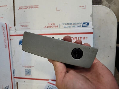 2005-2010 DODGE CHARGER MAGNUM CHRYSLER 300 alça de trava para caixa de luvas - Imagem 1 de 2