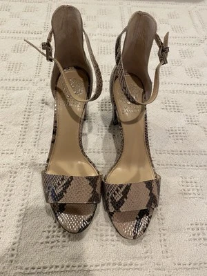 Vince Camuto Tacones Beige Negro Piel de Serpiente Balindia Cuero Correas Para Mujer 8M Foto 1 de 4