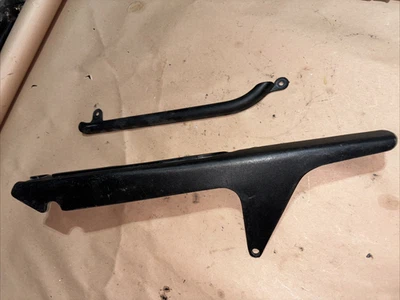 DUCATI 748 916 996 998 ПОДЛИННЫЙ OEM ЦЕПНАЯ ЗАЩИТНАЯ КРЫШКА + НАПРАВЛЯЮЩАЯ ШЛАНГА ОТДЕЛКА - Изображение 1 из 4