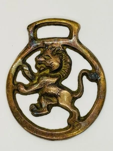 ARNÉS de caballo de latón macizo perforado de colección medallón rampante león roseta - Imagen 1 de 2