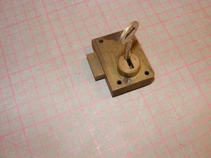 Cerradura de 5 palancas puerta armario recuperada vintage con llave 2" x 1,5" pesa 117g. - Imagen 1 de 3