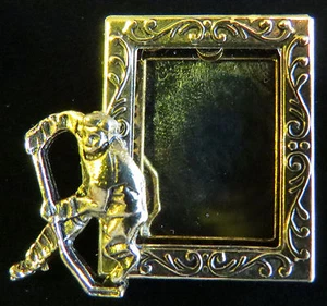 Ice Hockey Player Skates Photo Pin Brooc 24 kt Gold Plt - Picture 1 of 1
