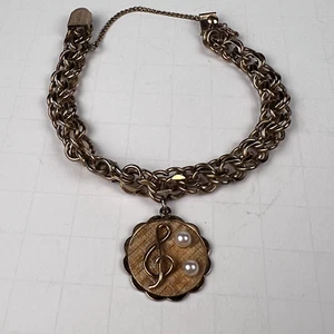 Pulsera vintage 1964 Kaco oro 12K GF encanto banda novia clave aguda 2 perlas - Imagen 1 de 9