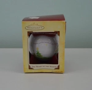 Hallmark Keepsake The Heart of the Season Christmas Ornament Ball 2005 Friends  - Bild 1 von 12