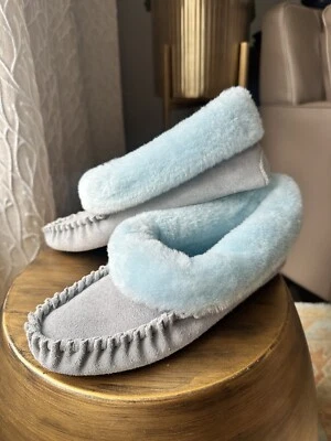 Mocasines cálidos de gamuza azul bebé con zapatillas de piel para el hogar - se ajustan a la talla 7,5-9 Foto 1 de 4