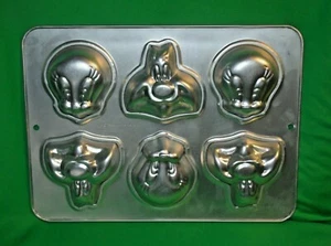 Wilton Sylvester and Tweety Mini Cake Pan #2105-8471  - Picture 1 of 2