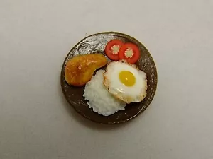 Comida deliciosa en miniatura: arroz para pollo a la parrilla + huevo frito, dijes accesorios Kawaii - Imagen 1 de 3