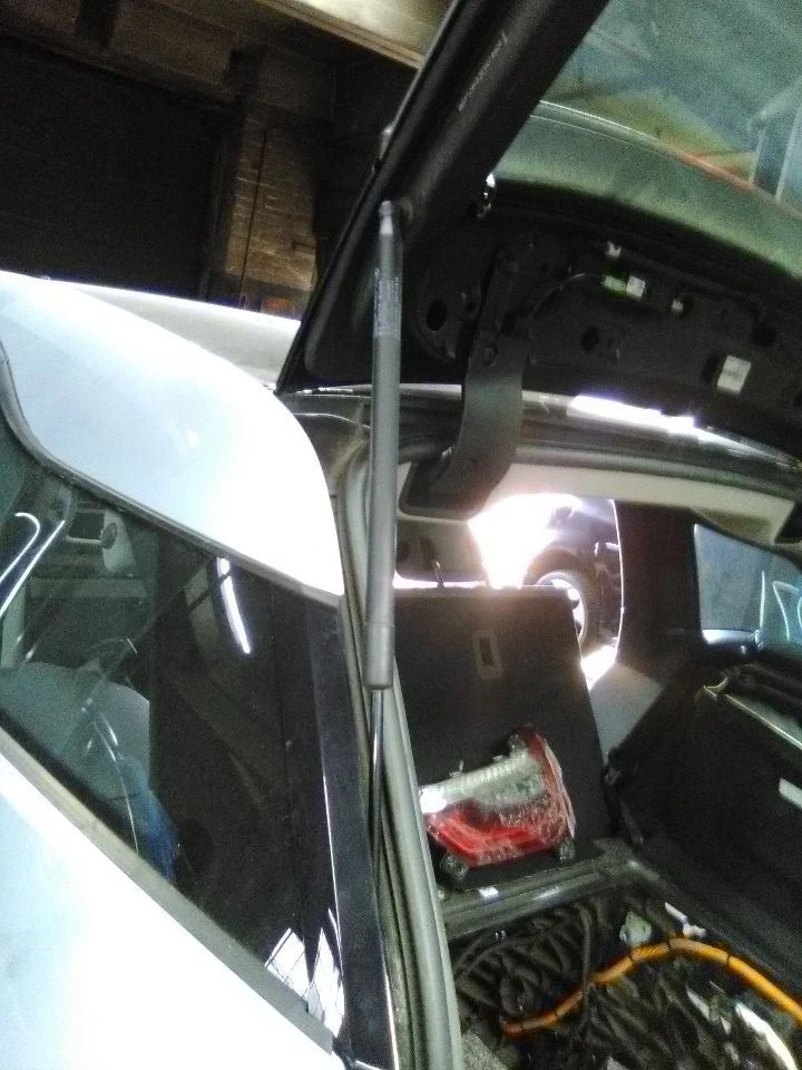 2014 BMW i3 Left Driver Hatchback Strut - Image 1 of 4