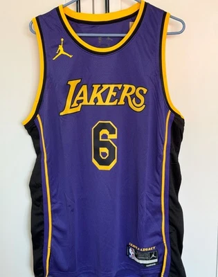 勒布朗·詹姆斯 洛杉矶湖人队客场紫色-声明遗产版- XL 码 — 第 1/4 张图片