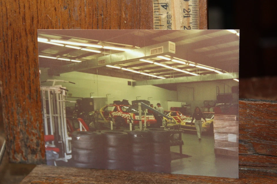 Foto original real vintage de NASCAR Hendrick Motorsports Terry Labonte garaje Foto 1 de 1