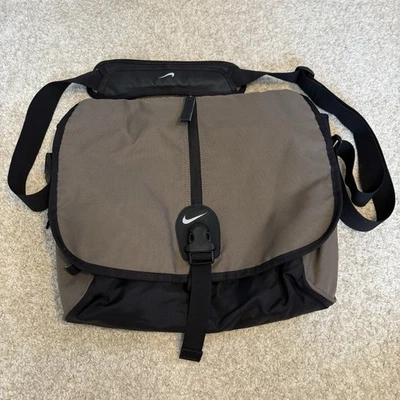 Bandolera de nailon de viaje vintage Nike Cordura para computadora portátil Foto 1 de 4
