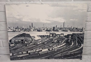 New York Central Weehawken Railroad Yard NYC Skyline 17x23 1960s Fideler Print - Bild 1 von 6