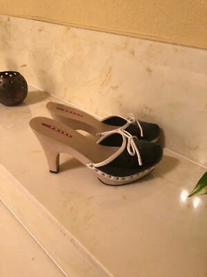 PRADA - Zuecos de mula con plataforma de madera tachonada charol blanco negro 36,5 Foto 1 de 4
