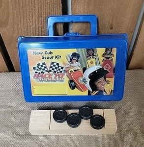 Neu Cub Scout Pinewood Derby Kit Vintage mit Kunststoffbox Whirley unvollständig - Bild 1 von 6