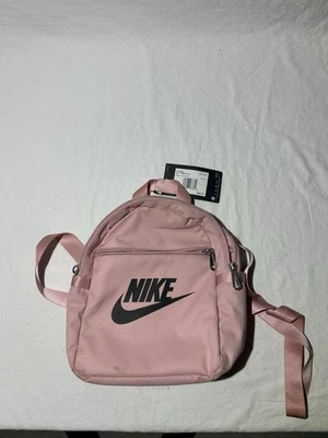 Nike Futura Mini Mochila Tiene Manchas Rosa/Violeta Etiquetas Tiene etiquetas y algunas manchas  Foto 1 de 4