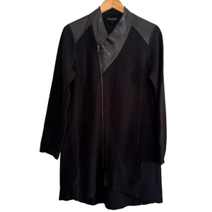 EILEEN FISHER schwarzer minimalistischer asymmetrischer Mantel aus Merinowolle und Leder Medium - Bild 1 von 9