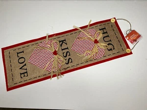 HUG KISS LOVE Banner Sign Felt Burlap w Buttons and String Bows NEW - Picture 1 of 4