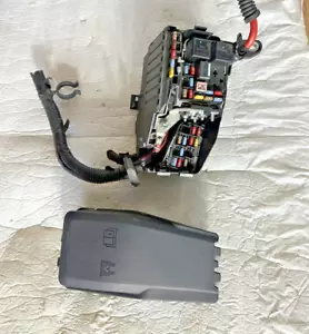 2008 Volvo XC70 3.2L Engine Fuse Relay Box Fuses Box - Picture 1 of 6