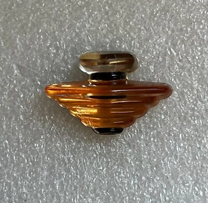 Raro Pin Insignia TRESOR LANCOME PARIS Perfume Marcado en la Espalda - Imagen 1 de 3