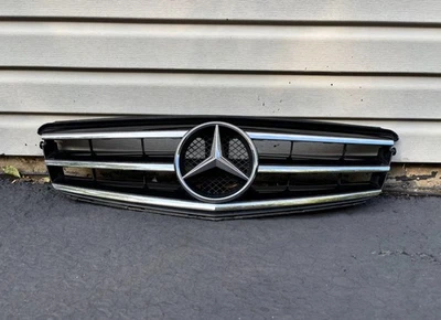Grelha dianteira esportiva Mercedes-Benz W204 C250/C300/C350-OEM–2012-2014 facelift - Imagem 1 de 3