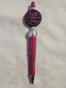 Perlenstift Faith Over Fear Botschaft Schwarz & Glitzer Dunkelrosa / Fuchsia - Bild 1 von 4